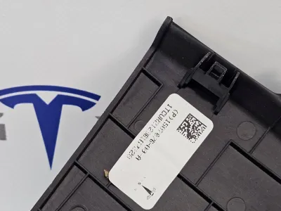 Пластик салона Tesla Model Y 2021 — фото 3