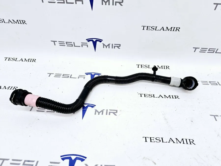 Патрубок системы охлаждения пластиковый передний Tesla Model Y 2022 — фото 1