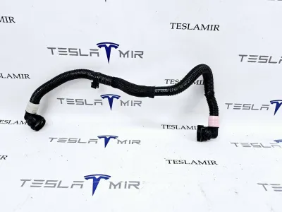 Патрубок системы охлаждения пластиковый передний Tesla Model Y 2021